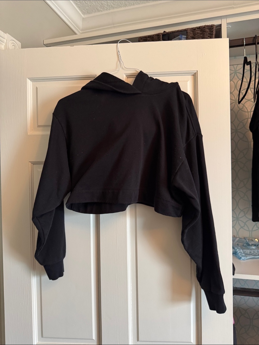 ALO Yoga Cropped bae Black Hoodie